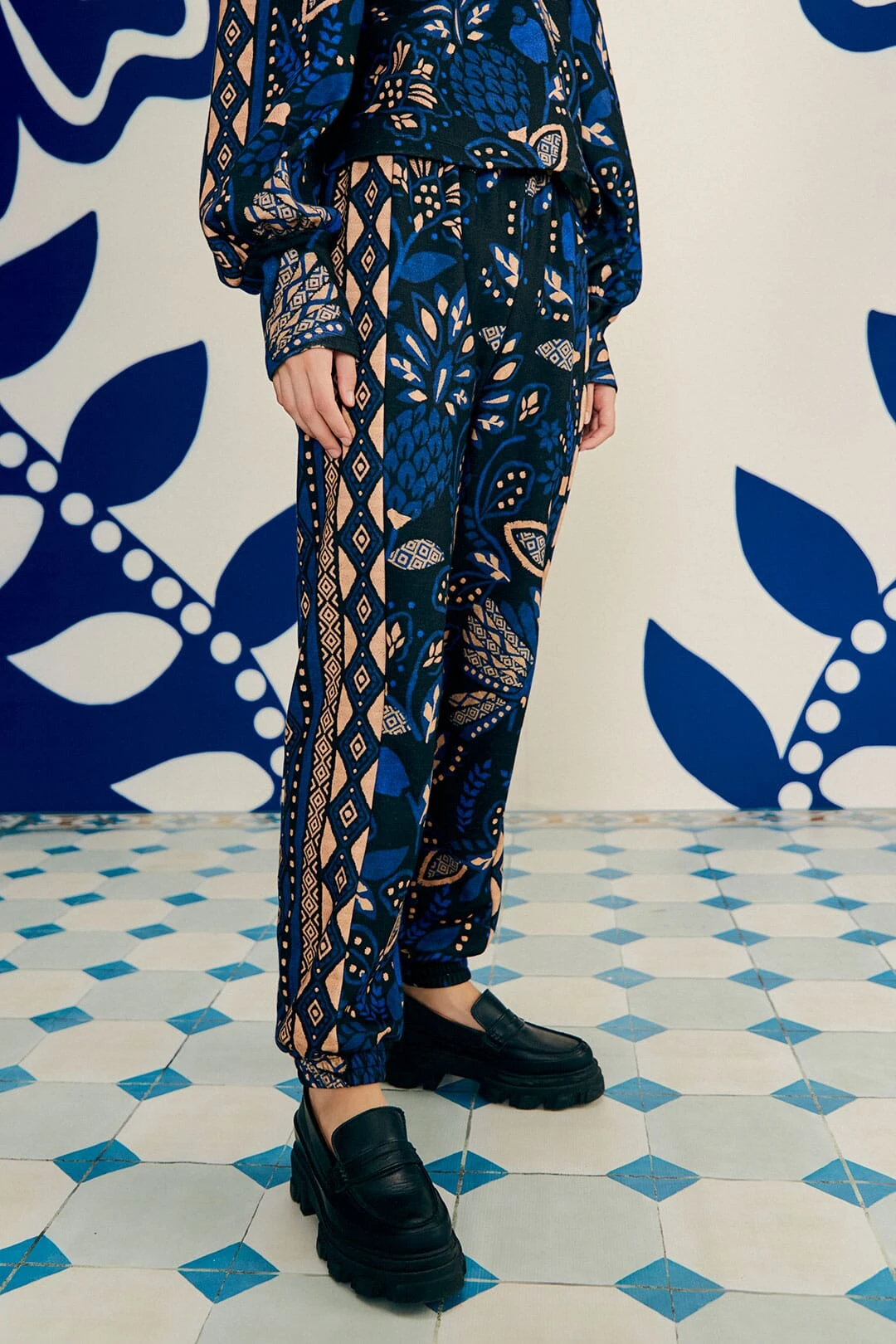 Farm Rio Black Macaw Forest Sweatpants 3 Farm Rio Black Macaw Forest Sweatpants - Image 2