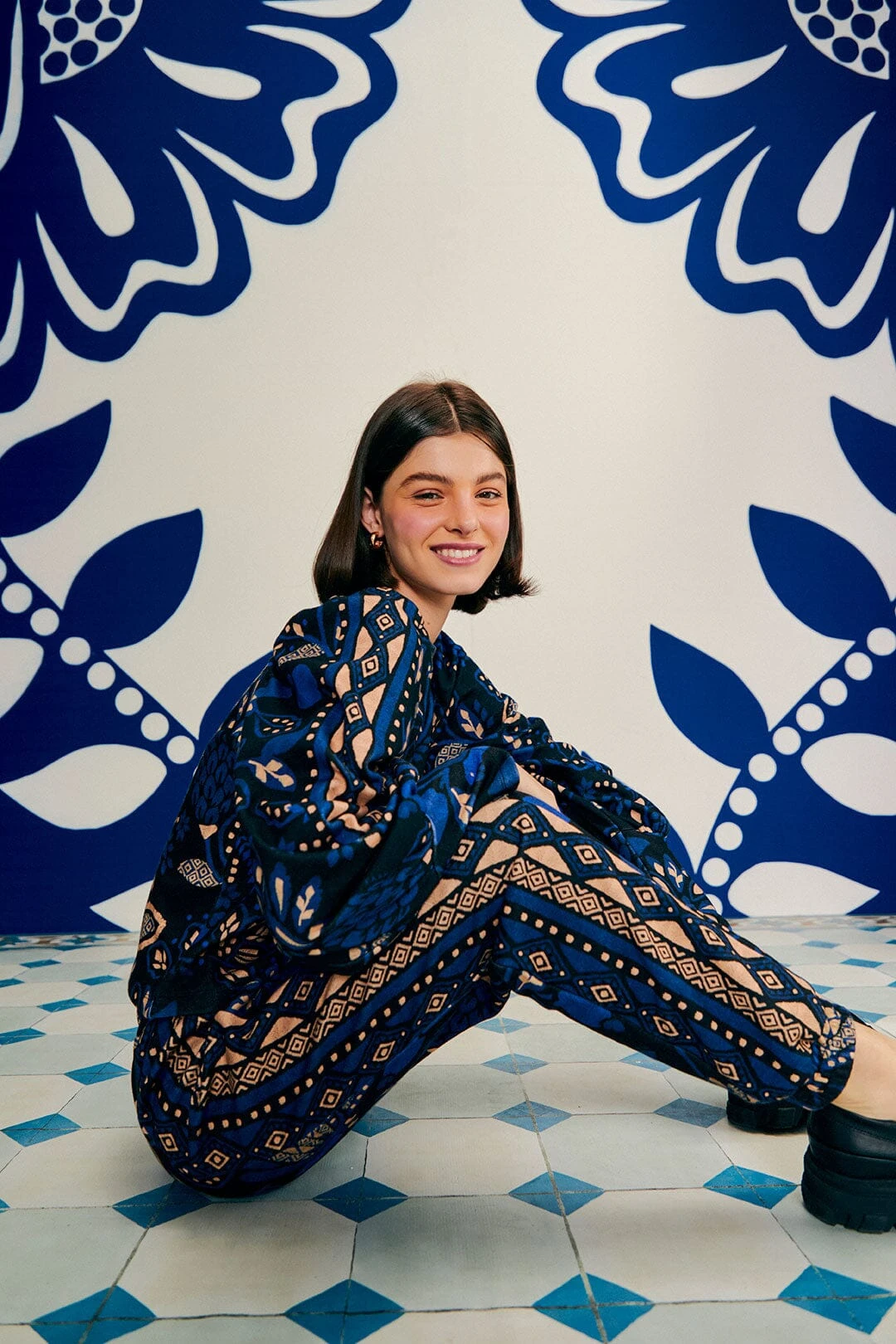 Farm Rio Black Macaw Forest Sweatpants 4 Farm Rio Black Macaw Forest Sweatpants - Image 3